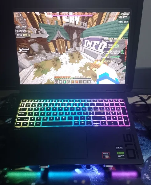 In deze foto zie je een gaming laptop waar het spelletje minecraft openstaat